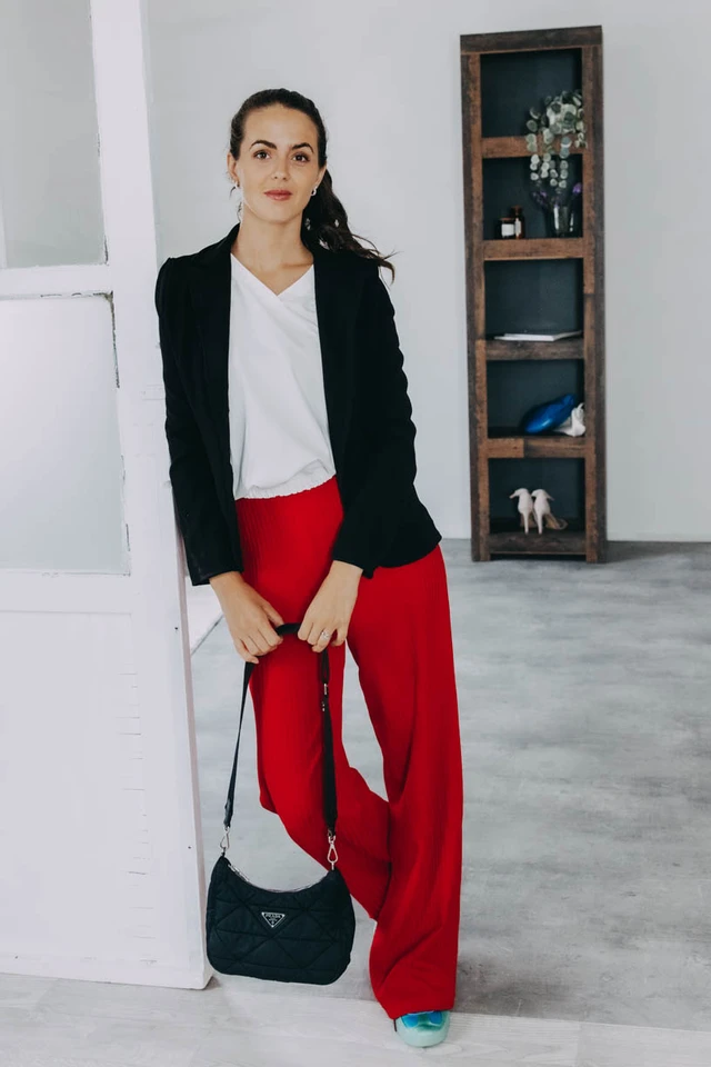 Káťa má na sebe pri svojej výške 170 cm veľkosť XS/S.