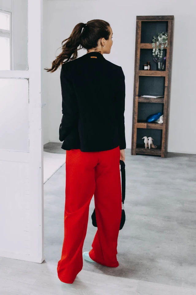 Káťa má na sebe pri svojej výške 170 cm veľkosť XS/S.