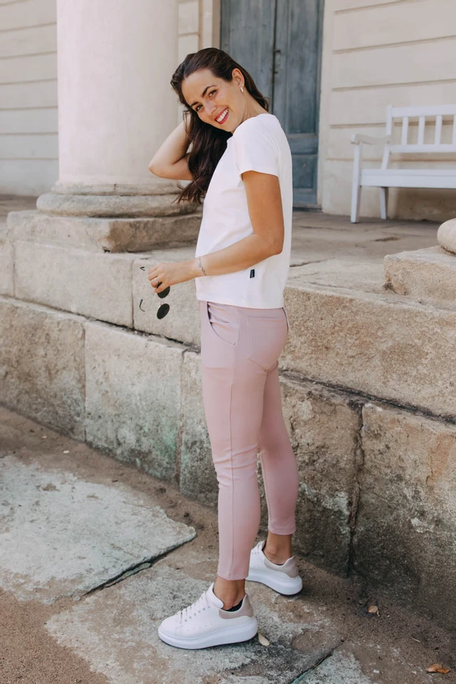 Káťa má na sebe pri svojej výške 170 cm veľkosť XS.