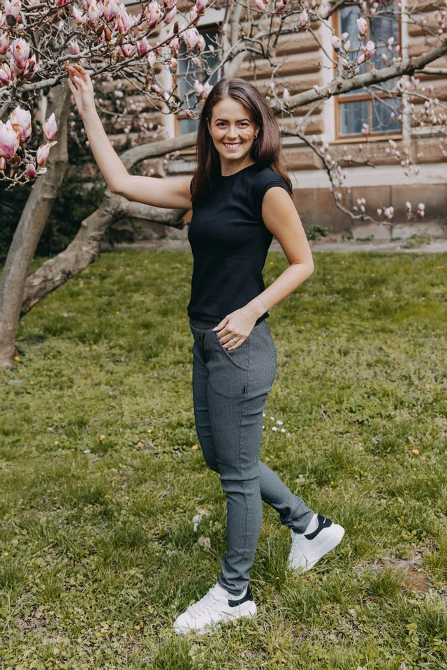 Káťa má na sebe pri svojej výške 170 cm veľkosť XS v štandardnej dĺžke.