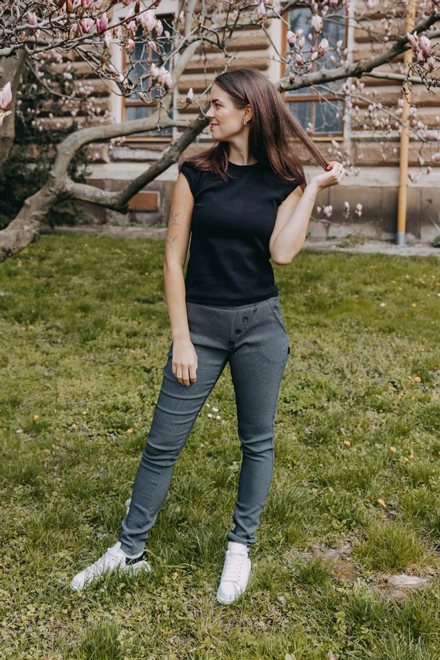 Káťa má na sebe pri svojej výške 170 cm veľkosť XS v štandardnej dĺžke.