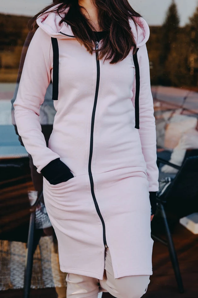 Agát má na sebe pri svojej výške 171 cm veľkosť XS.