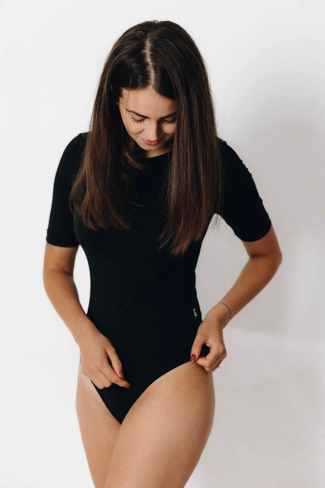 Káťa má na sebe pri svojej výške 170 cm veľkosť XS.