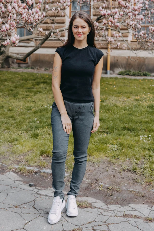 Káťa má na sebe pri svojej výške 170 cm veľkosť XS v štandardnej dĺžke.