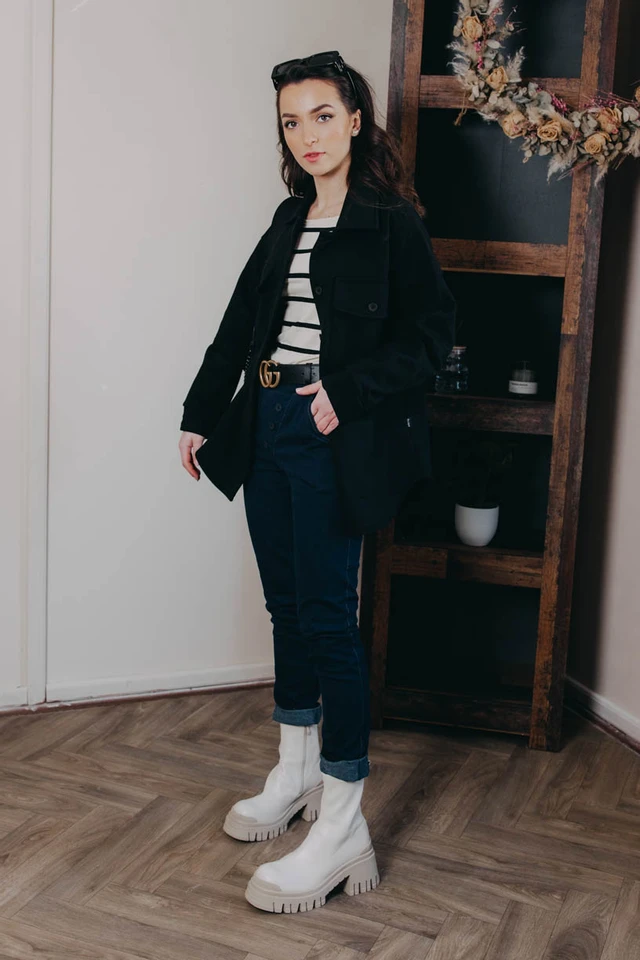 Kačka má na sebe pri svojej výške 170 cm veľkosť S.