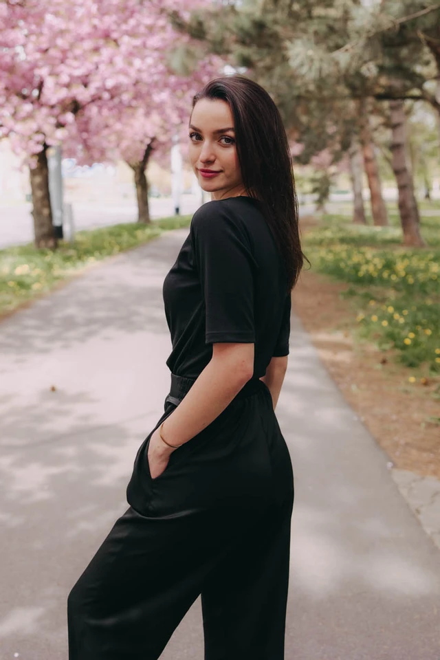 Kačka má na sebe pri svojej výške 170 cm veľkosť XS/S.
