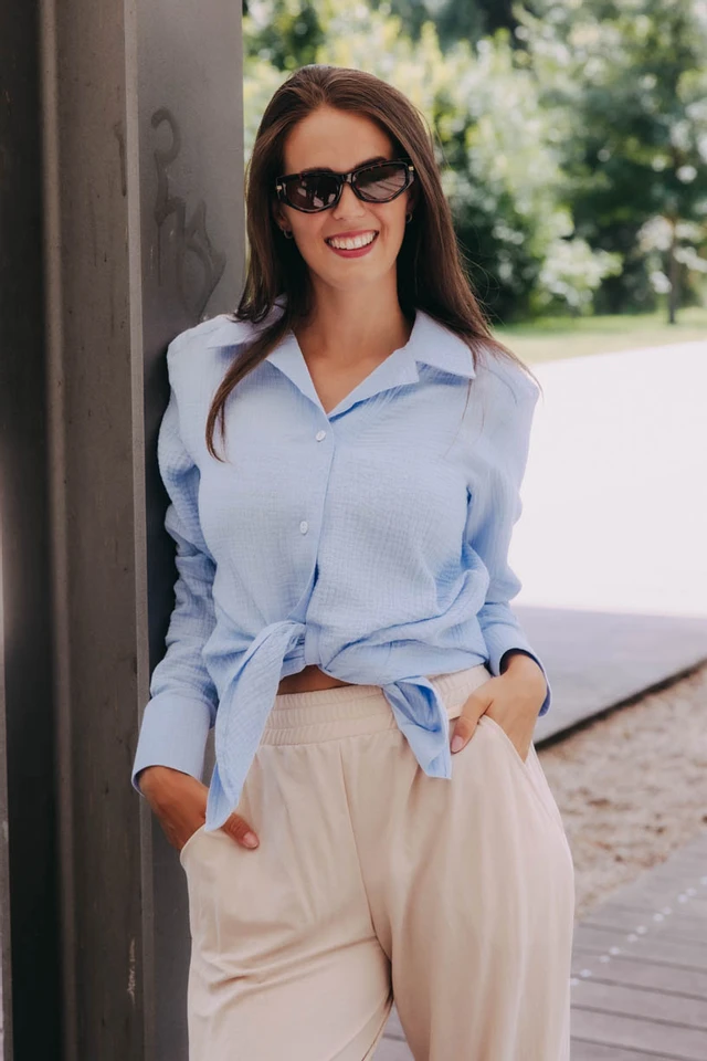 Káťa má na sebe pri svojej výške 170 cm veľkosť XS.