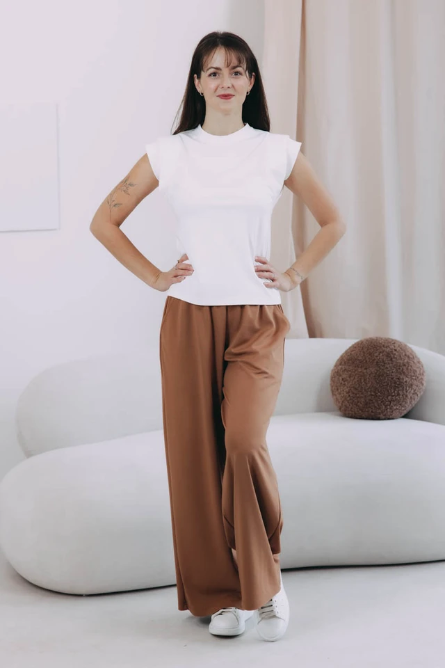 Káťa má na sebe pri svojej výške 170 cm veľkosť XS.