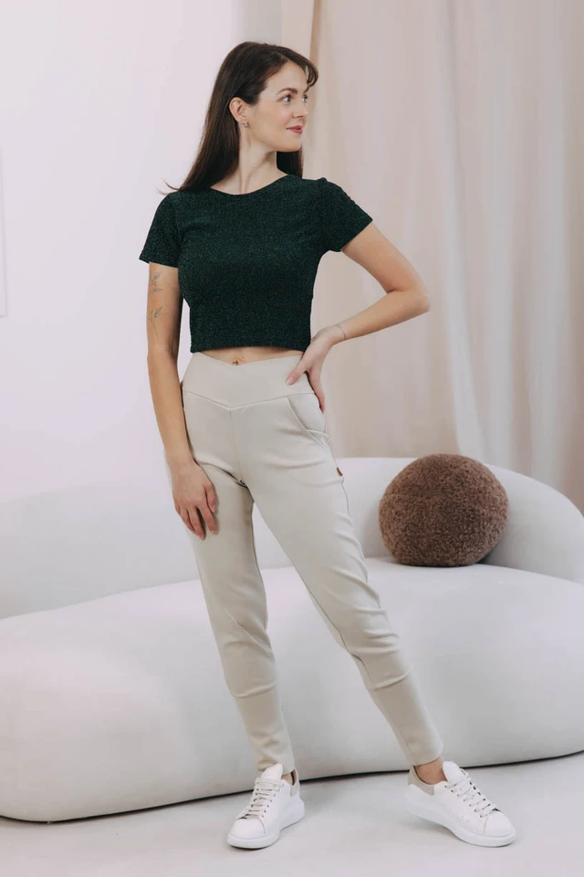Káťa má na sebe pri svojej výške 170 cm veľkosť XS.