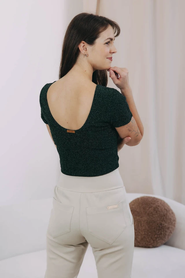 Káťa má na sebe pri svojej výške 170 cm veľkosť XS.