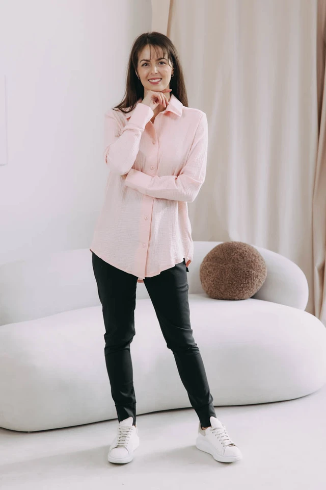 Káťa má na sebe pri svojej výške 170 cm veľkosť XS.