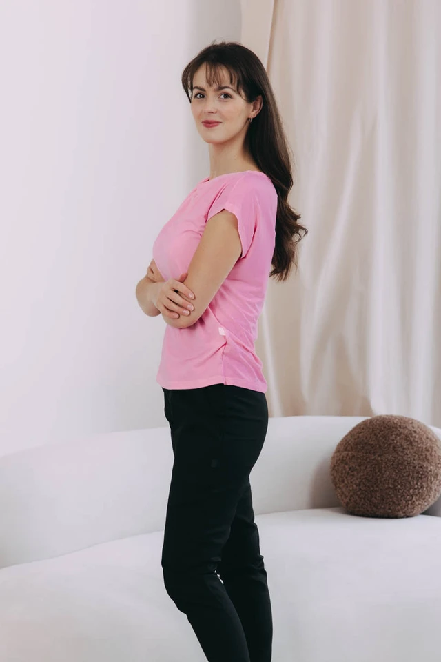 Káťa má na sebe pri svojej výške 170 cm veľkosť XS.
