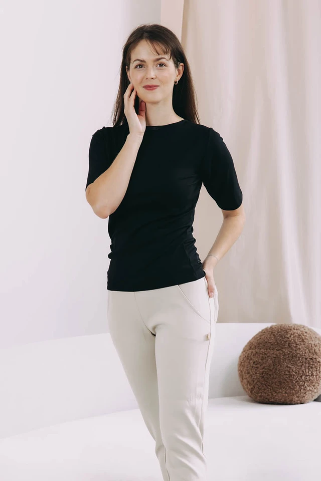 Káťa má na sebe pri svojej výške 170 cm veľkosť XS/S.