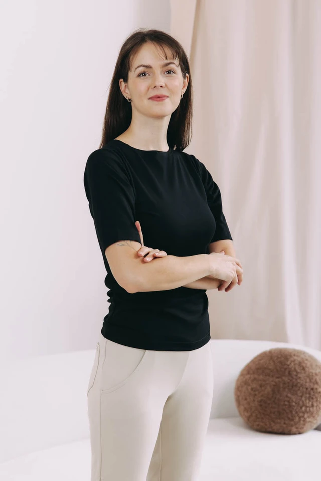 Káťa má na sebe pri svojej výške 170 cm veľkosť XS/S.