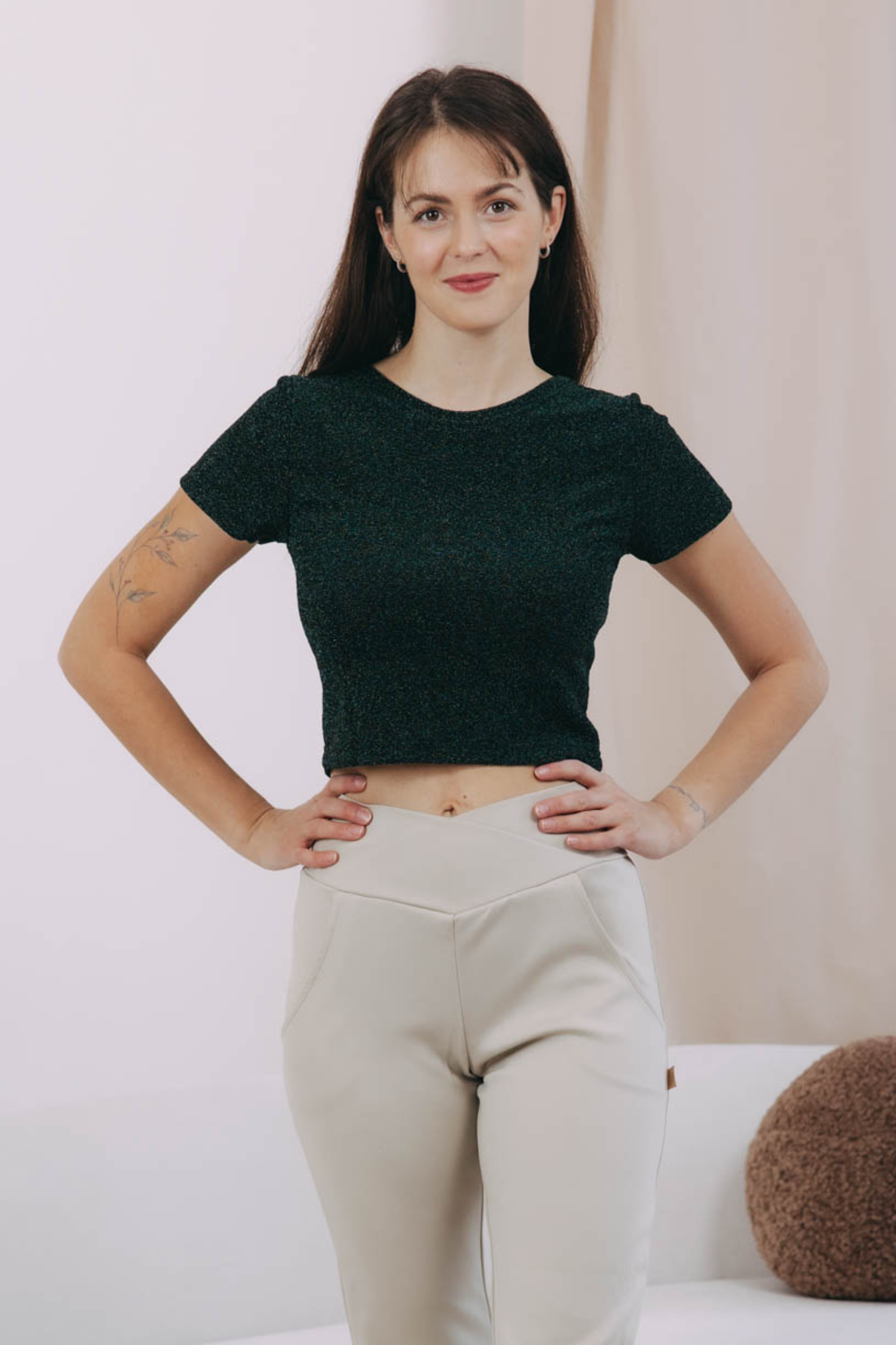 Káťa má na sebe pri svojej výške 170 cm veľkosť XS.