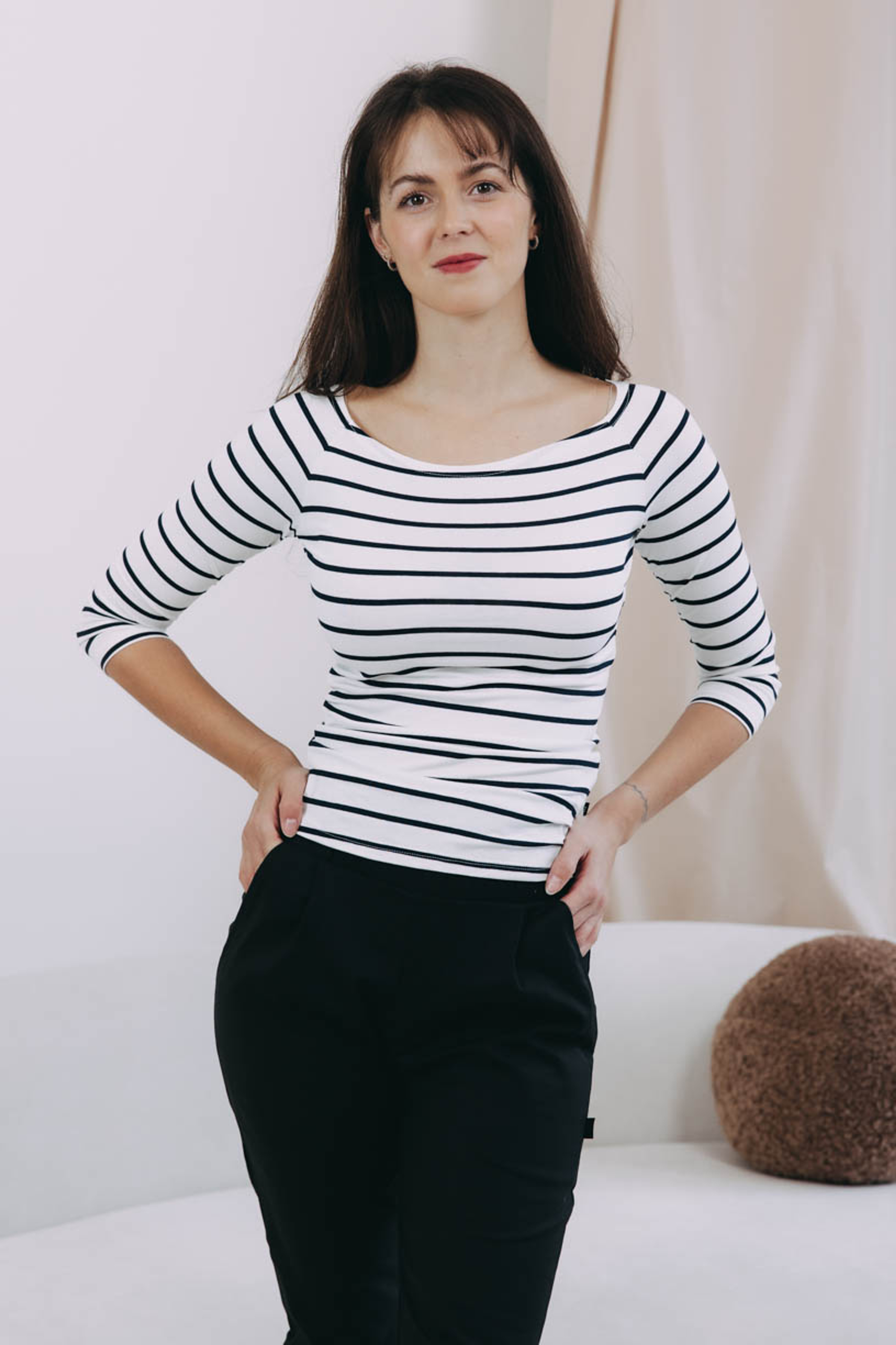 Káťa má na sebe pri svojej výške 170 cm veľkosť XS.